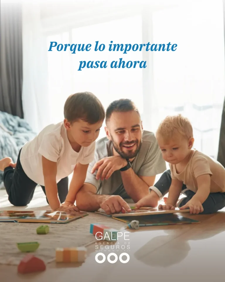familia reunida en casa representando los seguros para familias de Galpe Agencia de Seguros