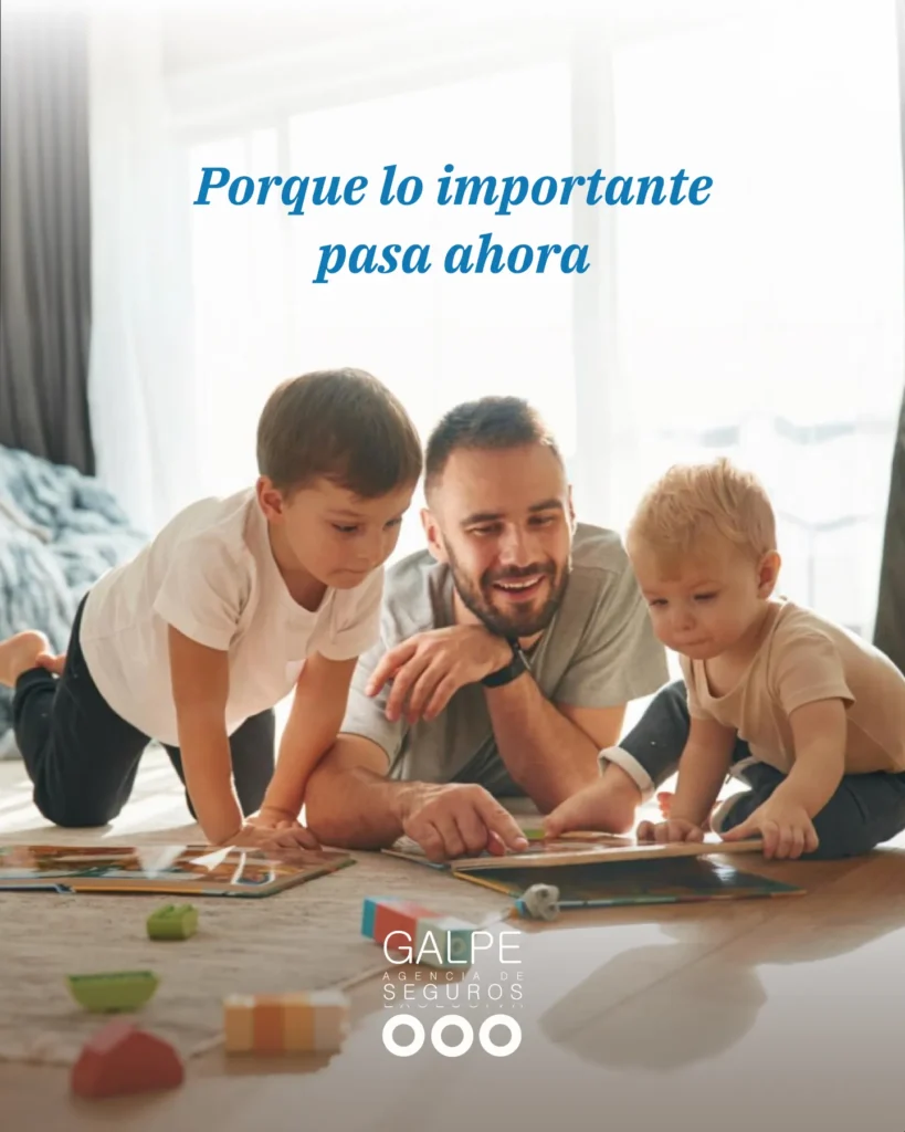 familia reunida en casa representando los seguros para familias de Galpe Agencia de Seguros